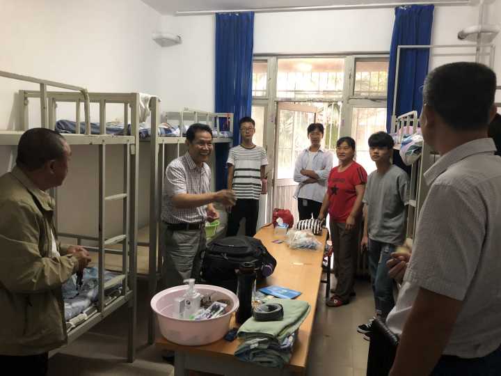 院领导深入新生宿舍进行指导